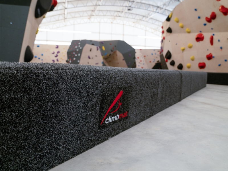 Climbmat safety flooring - boulder mat in Level Up boulder gym, Belgium