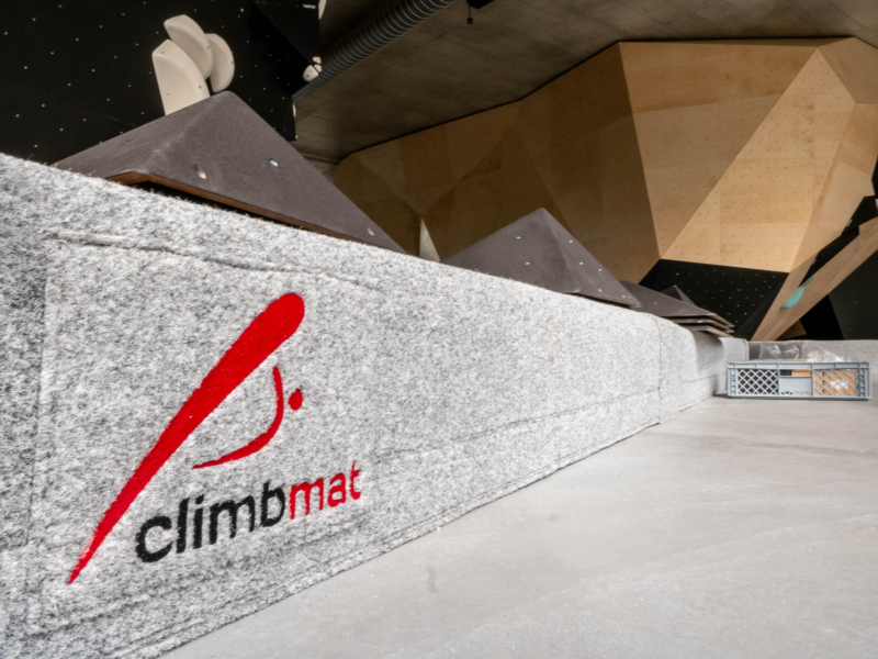 Climbmat safety mats in Kraftreaktor Aarau. Boulder mats with carepet top cover.