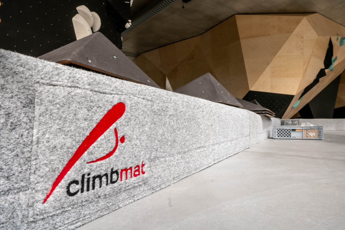 Climbmat safety mats in Kraftreaktor Aarau. Boulder mats with carepet top cover.