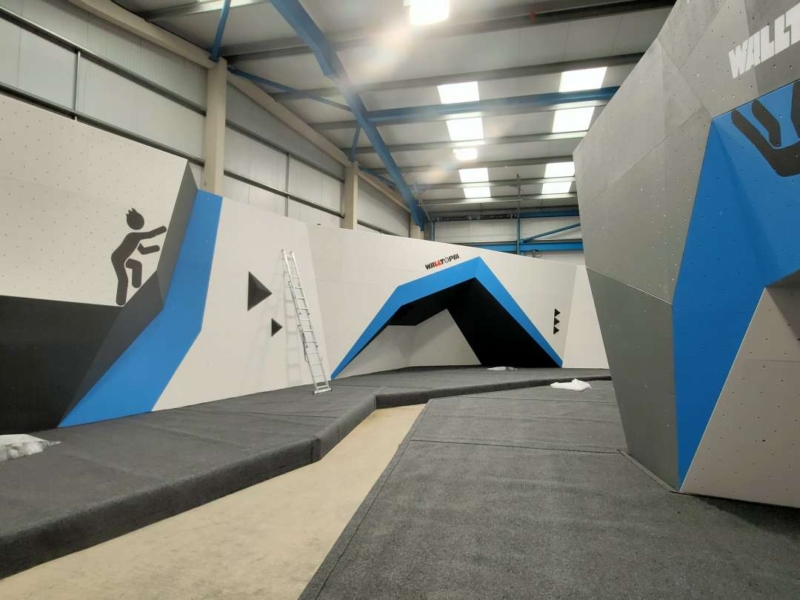 英国 Freeklime York 的 Walltopia 抱石墙和 Climbmat 安全地垫