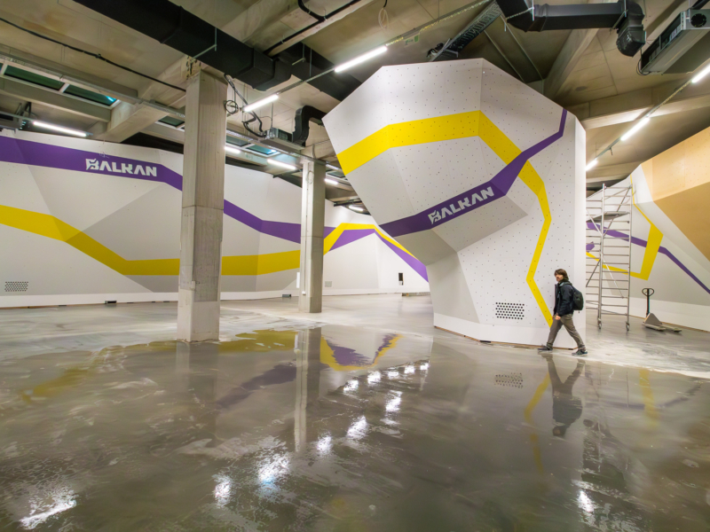 保加利亚索非亚 Balkan 攀岩中心的 Walltopia 抱石墙