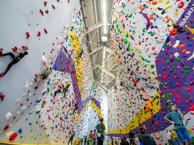 位于保加利亚索非亚 Balkan Climbing 的 Walltopia 领攀、速度、顶绳和自动保护难度墙以及 Climbmat 抱石垫