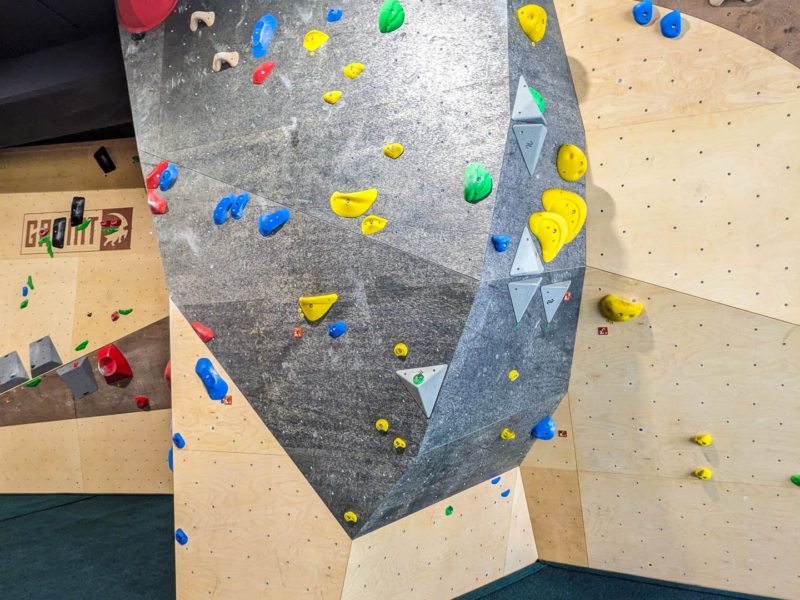 位于法国 Granit Climb 的 Walltopia 抱石攀岩墙。天然木质攀岩板结合天然石材攀岩板和纯灰色面板。Climbmat 抱石垫。