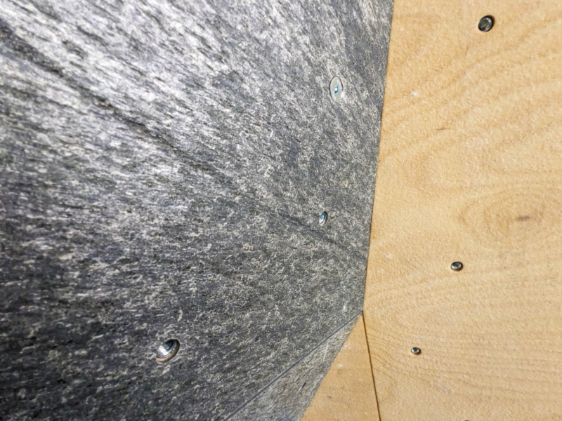 位于法国 Granit Climb 的 Walltopia 抱石攀岩墙。天然木质攀岩板结合天然石材攀岩板和纯灰色面板。Climbmat 抱石垫。