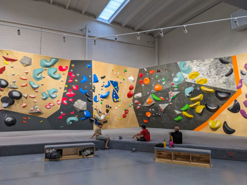 意大利维罗纳 King Rock 的 Walltopia 攀岩墙（天然木材和天然石材面板）、Climbmat 抱石垫（地毯面）和攀岩馆家具