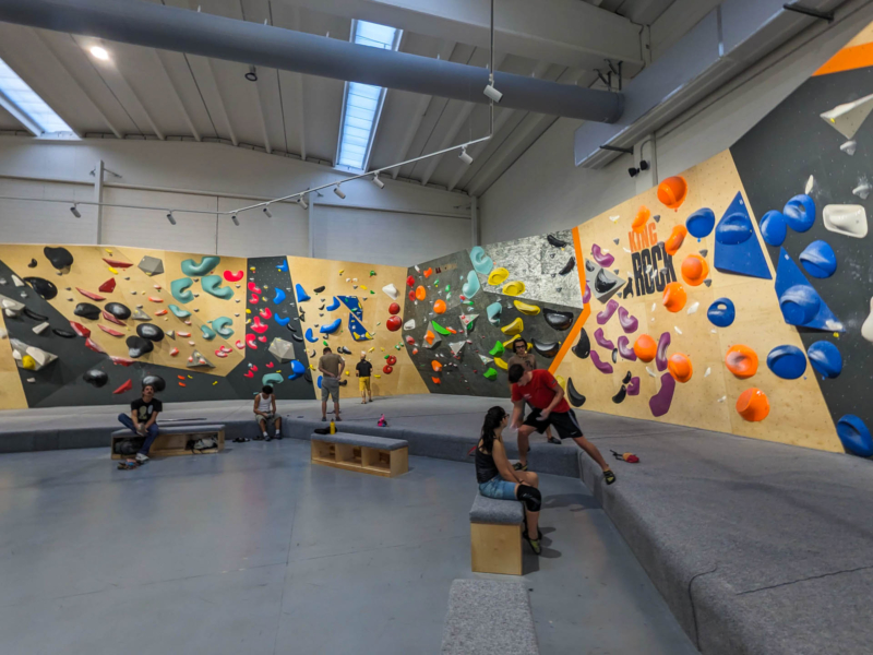 意大利维罗纳 King Rock 的 Walltopia 攀岩墙（天然木材和天然石材面板）、Climbmat 抱石垫（地毯面）和攀岩馆家具