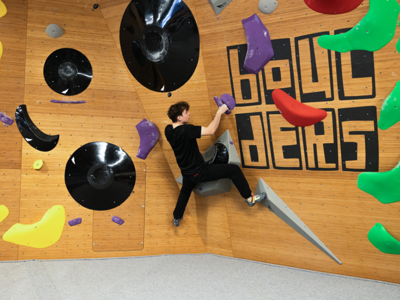 丹麦 Valnose Boulders 的 Walltopia 抱石墙（竹面板）和 Climbmat 抱石垫