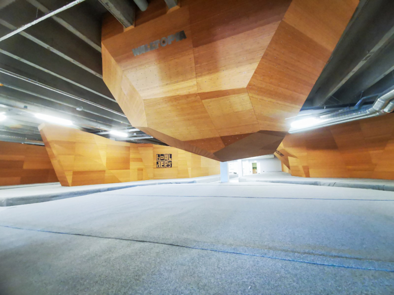 丹麦 Valnose Boulders 的 Walltopia 抱石墙（竹面板）和 Climbmat 抱石垫