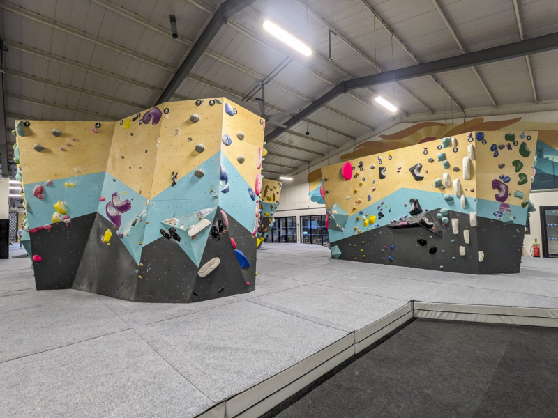 英国剑桥 Rainbow Rocket North 采用天然木材、湖蓝色和灰色的 Walltopia 抱石墙