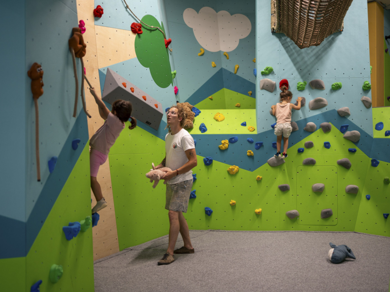 意大利阿科 Arena Boulder 的 Walltopia 抱石墙、Quantum Board、Climbmat 安全垫以及 Holdtopia 岩点和造型