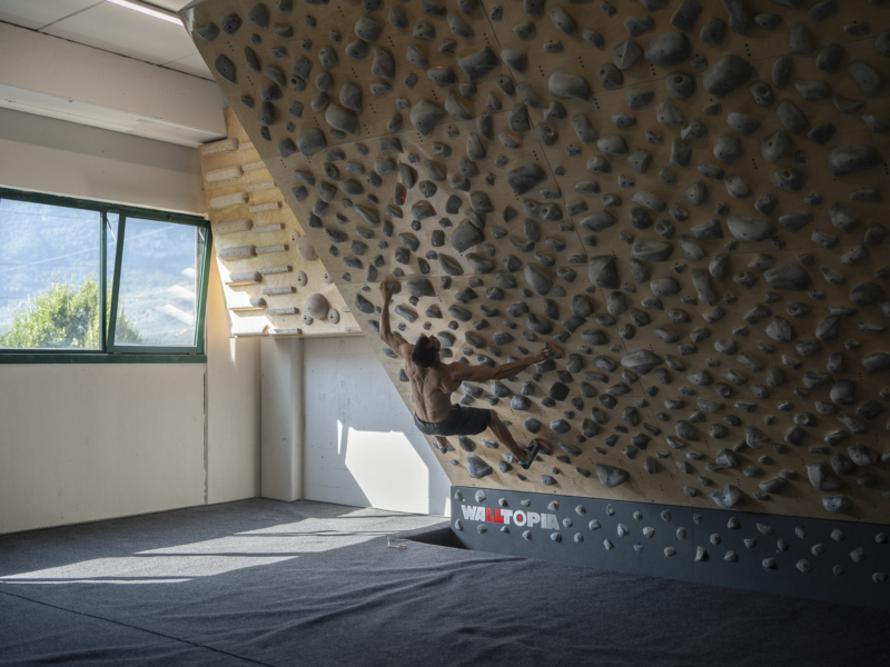 意大利 Arena Boulder Arco 的 Walltopia 抱石墙、Quantum Board、Climbmat 安全垫以及 Holdtopia 岩点和岩点块